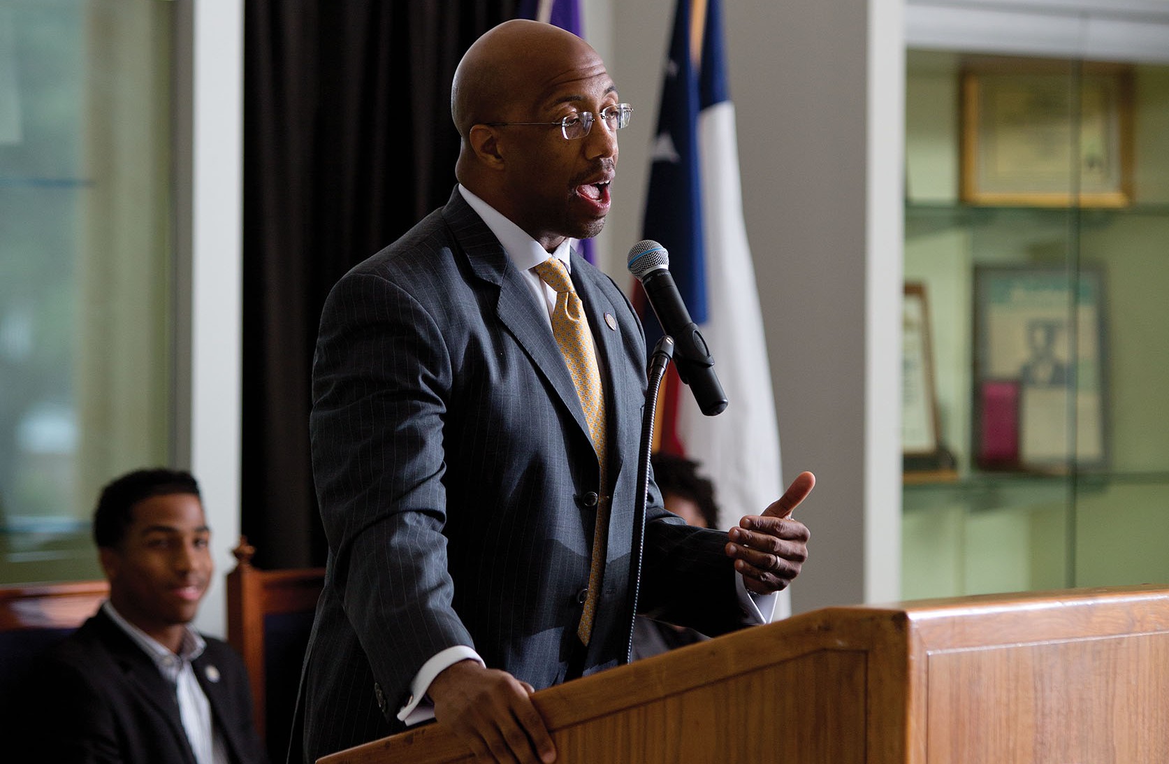 PQC President Michael Sorrell introduces Lee at the homecoming alumni gathering. Sorrell, who has a law degree from Duke and a doctorate in education from Penn, has similarly high hopes for Lee, who is majoring in business and pre-law at PQC.